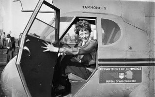 Selecionar Mulheres revolucionárias: Amelia Earhart Mulheres revolucionárias: Amelia Earhart