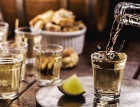 Dia Nacional da Cachaça: a história da bebida que virou símbolo do Brasil